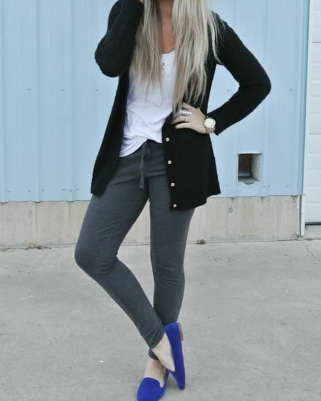 Frau mit sehr enger Trainerhose und flachen Schuhen