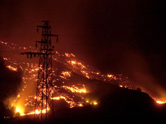 Lava strömt den Vulkan hinunter