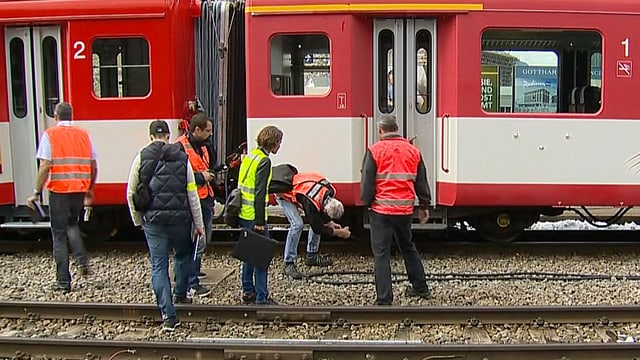 Fachleute auf dem Bahntrasse schauen sich den Zug an. Fachleute auf dem Bahntrasse schauen sich den Zug an.