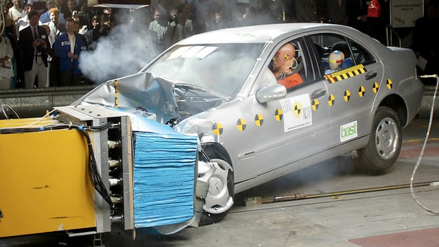 Eine Limousine fährt mit 64 km/h bei einem Crashtest in der deutschen Bundesanstalt für Strassenwesen in Bergisch-Gladbach auf ein Hindernis Eine Limousine fährt mit 64 km/h bei einem Crashtest in der deutschen Bundesanstalt für Strassenwesen in Bergisch-Gladbach auf ein Hindernis