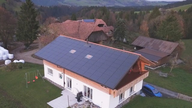Haus mit Panels auf dem Dach Haus mit Panels auf dem Dach