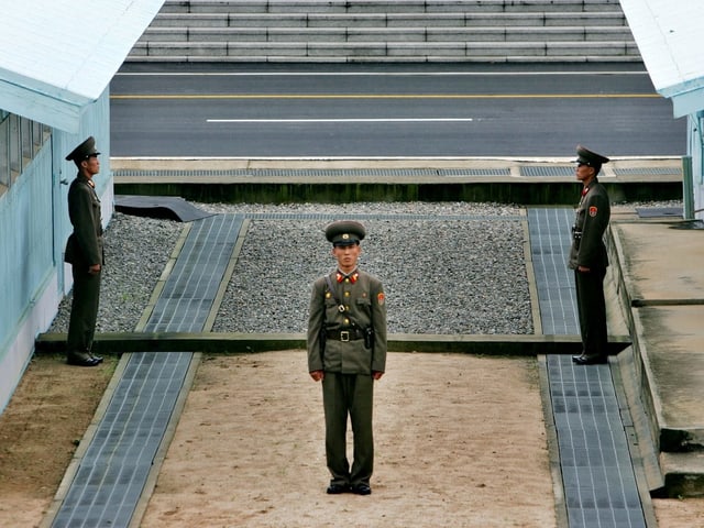 Drei schmächtige, nordkoreanische Soldaten an der Demarkationslinie Drei schmächtige, nordkoreanische Soldaten an der Demarkationslinie