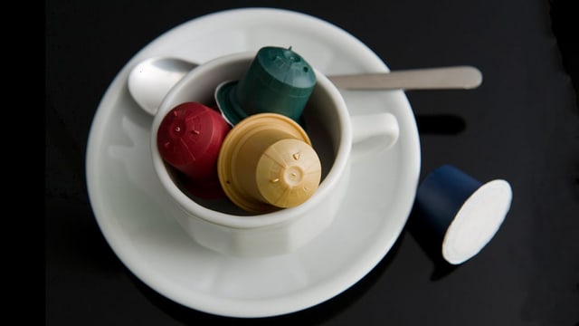 verschiedene Kaffeekapseln in einer Espressotasse. verschiedene Kaffeekapseln in einer Espressotasse.