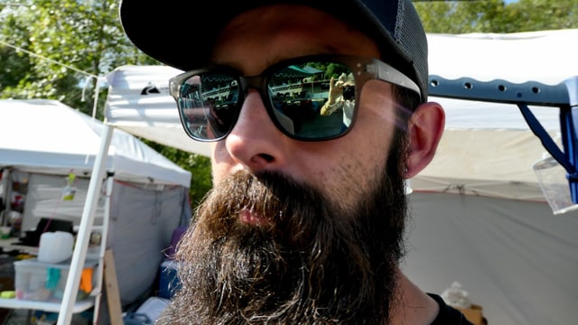 Mann mit Bart und Sonnenbrille Mann mit Bart und Sonnenbrille