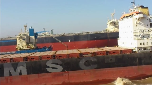 Schiffswrack. Auf der Seite liest man die Initialen MSC. Schiffswrack. Auf der Seite liest man die Initialen MSC.