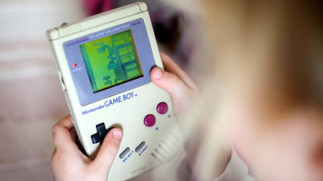 Foto eines Game Boys, worauf Tetris gespielt wird. Foto eines Game Boys, worauf Tetris gespielt wird.