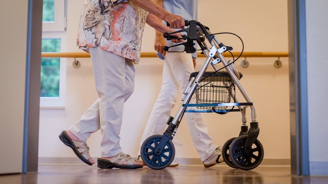Symbolbild Altersheim. Eine Frau läuft an einem Rollator. Symbolbild Altersheim. Eine Frau läuft an einem Rollator.