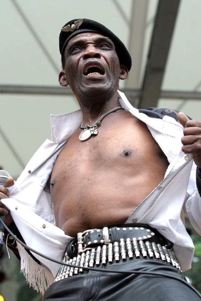 Desmond Dekker reisst sich das Hemd auf. Desmond Dekker reisst sich das Hemd auf.
