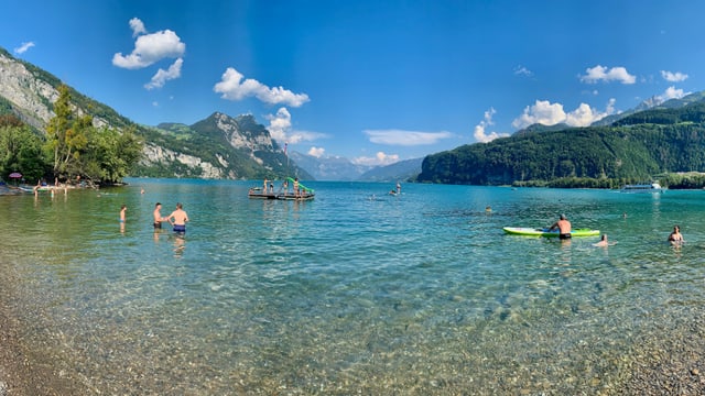 Badende im Walensee bei Weesen/SG. Badende im Walensee bei Weesen/SG.