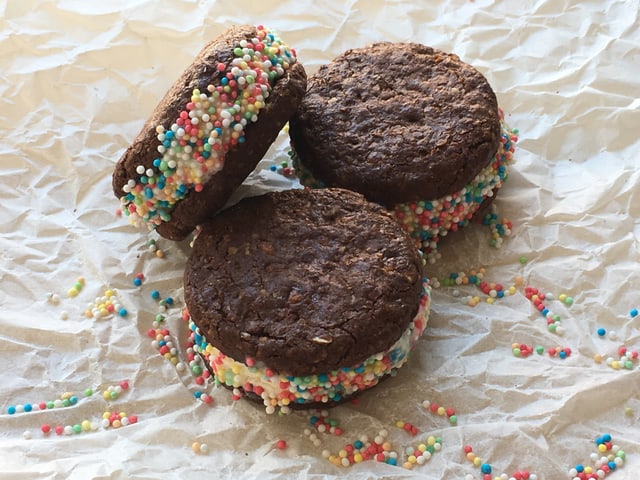 Drei Schokoeisküchlein mit farbigen Sträuseln. Drei Schokoeisküchlein mit farbigen Sträuseln.