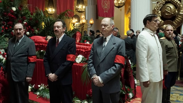 Die Berater Stalins stehen um dessen Sarg herum Die Berater Stalins stehen um dessen Sarg herum