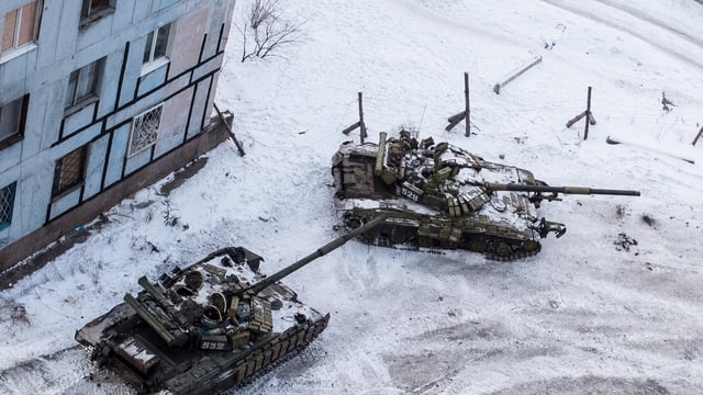 Zwei Panzer auf Strasse. Zwei Panzer auf Strasse.