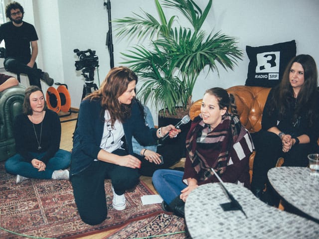 SRF 3-Moderatorin Judith Wernli interviewt einen Publikumsgast.