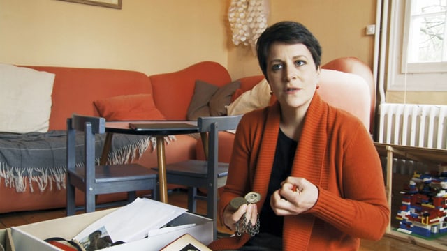 Frau sitzt in Wohnzimmer Frau sitzt in Wohnzimmer