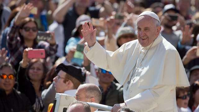 Papst Franziskus grüsst Gläubige auf dem Petersplatz im Vatikan. Papst Franziskus grüsst Gläubige auf dem Petersplatz im Vatikan.