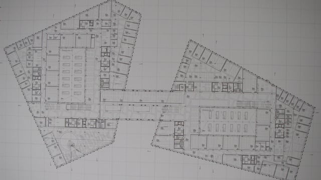 Plan der beiden Hauptgebäude, dazwischen ist die Passerelle. Plan der beiden Hauptgebäude, dazwischen ist die Passerelle.
