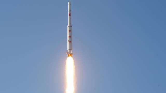 Nordkoreanische Langstreckenrakete mit Feuerschweif steigt in die Höhe Nordkoreanische Langstreckenrakete mit Feuerschweif steigt in die Höhe