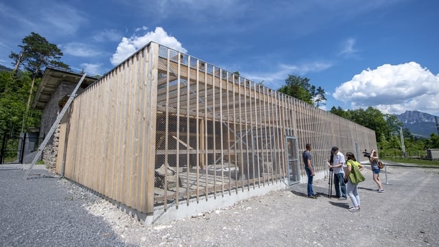 Ein grosses Gebäude aus Holz vor blauem Himmel. Ein grosses Gebäude aus Holz vor blauem Himmel.