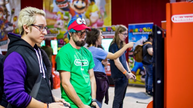 Zwei Nintendo Fans spielen ein neues Spiel an. Zwei Nintendo Fans spielen ein neues Spiel an.