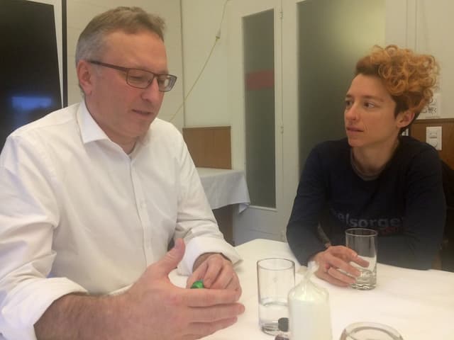 Frau spreicht mit Mann mit weissem Hemd. Frau spreicht mit Mann mit weissem Hemd.