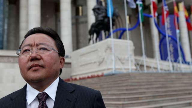 Elbegdorj vor dem Parlamentsgebäude in der Hauptstadt Ulan Bator. Elbegdorj vor dem Parlamentsgebäude in der Hauptstadt Ulan Bator.