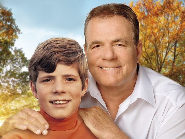 Hein Simons umarmt sein junges Alter Ego. Hein Simons umarmt sein junges Alter Ego.