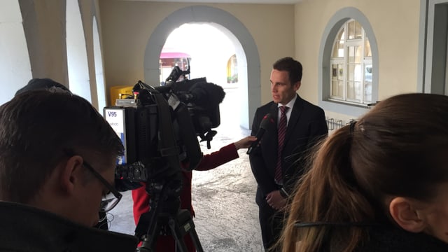 Staatsanwalt gibt Interview vor dem Gerichtssaal Staatsanwalt gibt Interview vor dem Gerichtssaal