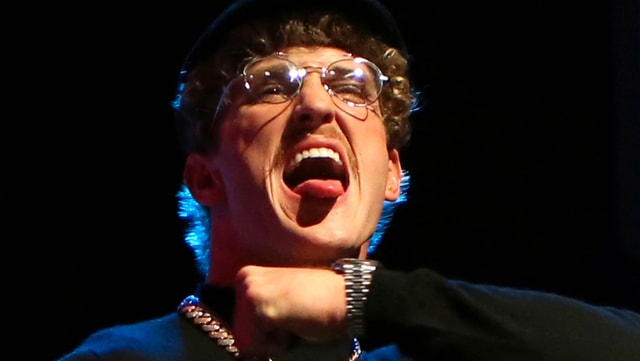 Paul Logan trägt eine Brille. Er hält die Zunge raus. Paul Logan trägt eine Brille. Er hält die Zunge raus.