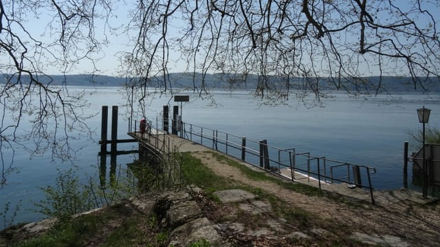 Ein Pier am auf einer Insel in einem See. Die Sonne scheint. Ein Pier am auf einer Insel in einem See. Die Sonne scheint.