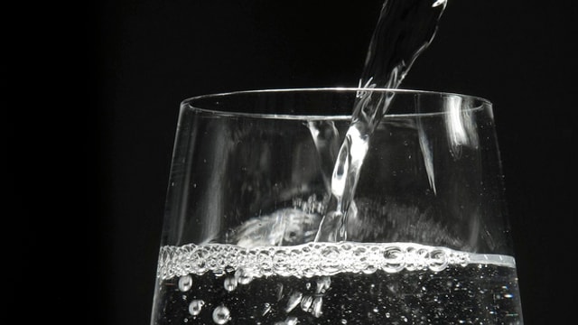Wasser läuft in ein Glas Wasser läuft in ein Glas