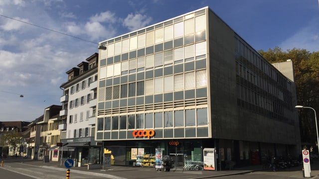 Ein Coop-Gebäude ist zu sehen. Hier zieht das Bildungsdepartement hin. Im Vordergrund hat es eine Strasse. Ein Coop-Gebäude ist zu sehen. Hier zieht das Bildungsdepartement hin. Im Vordergrund hat es eine Strasse.