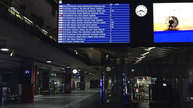 Blick in den menschenleeren Bahnhof Luzern. Blick in den menschenleeren Bahnhof Luzern.