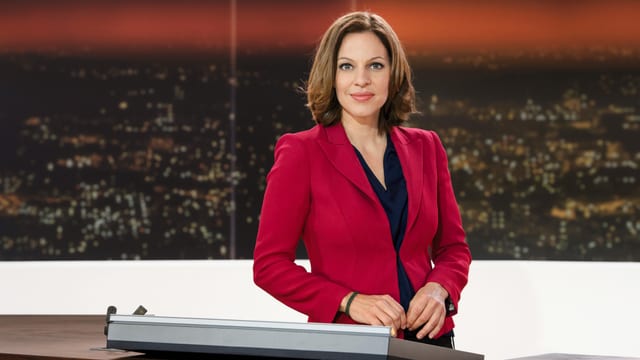 Moderatorin Andrea Vetsch am Pult von 10vor10 Moderatorin Andrea Vetsch am Pult von 10vor10