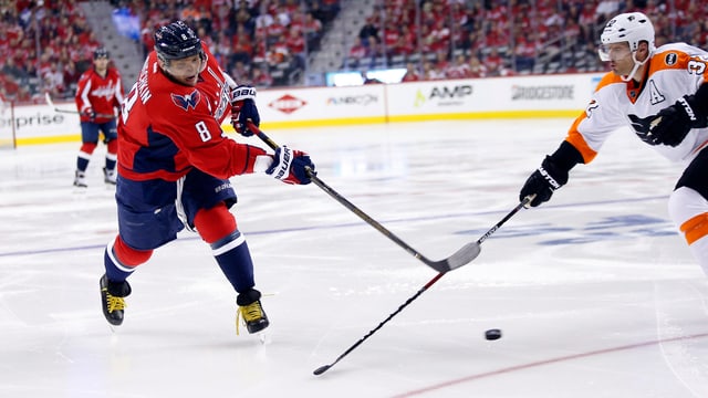 Eishockey-Spieler. Eishockey-Spieler.