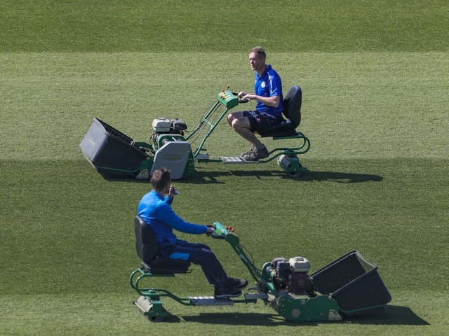Zwei Greenkeeper auf Schalke.