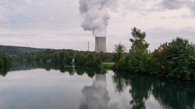 Der Kühlturm des AKW Gösgen an der Aare Der Kühlturm des AKW Gösgen an der Aare