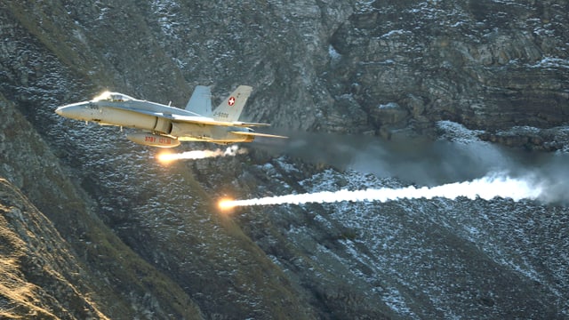 Schweizer Kampfjet Hornet bei einer Übung. Schweizer Kampfjet Hornet bei einer Übung.