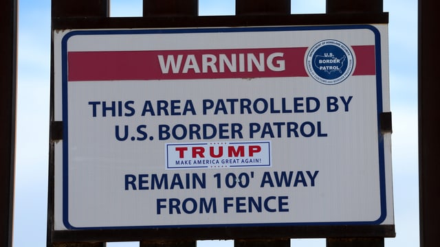 Warnhinweis an Grenzzaun zwischen USA und Mexiko. Warnhinweis an Grenzzaun zwischen USA und Mexiko.