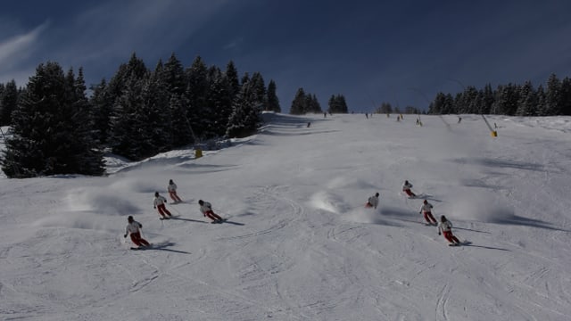 8 skiunz en 2 colonnas da 4 che fan stortas lungas sin pista. En mintga colonna è 1 skiunz vi da vargar ils auters 3. 8 skiunz en 2 colonnas da 4 che fan stortas lungas sin pista. En mintga colonna è 1 skiunz vi da vargar ils auters 3.