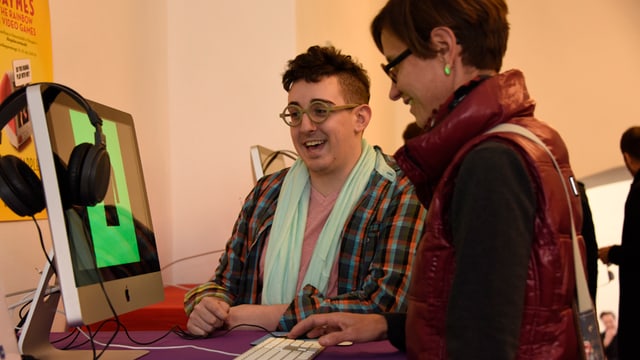 Matt Conn mit einer Frau, die ein Game spielt Matt Conn mit einer Frau, die ein Game spielt
