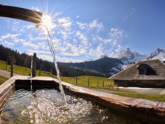 Brunnen und Sonnenschein. Herrliches Bergwetter auch in Gurnigel/BE. Dem Schnee in den Bergen geht es nur langsam an den Kragen.