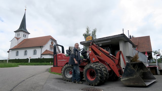 Mann tankt ein rotes Fahrzeug Mann tankt ein rotes Fahrzeug
