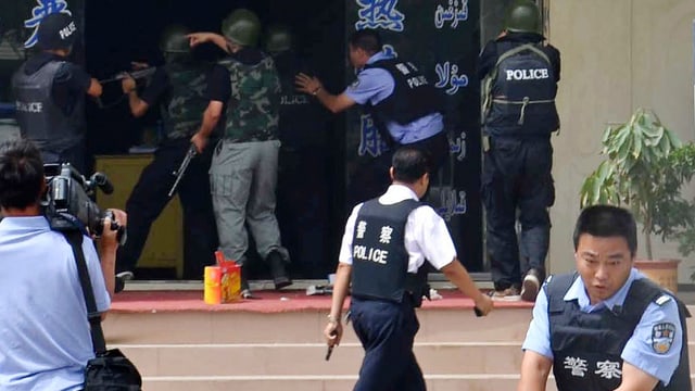 Chinesiche Polizisten mit Sicherheitsvesten.