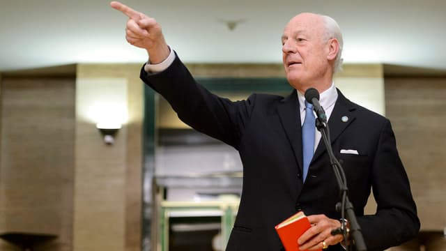Staffan de Mistura zeigt mit der rechten Hand in die Ferne Staffan de Mistura zeigt mit der rechten Hand in die Ferne