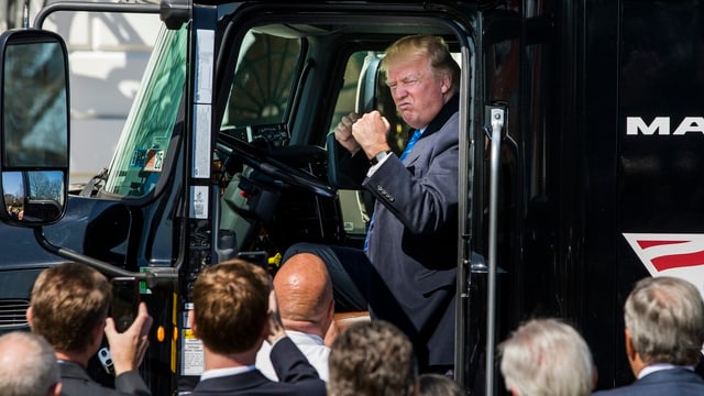 Donald Trump sitzt in einem Truck und ballt die Fäuste Donald Trump sitzt in einem Truck und ballt die Fäuste