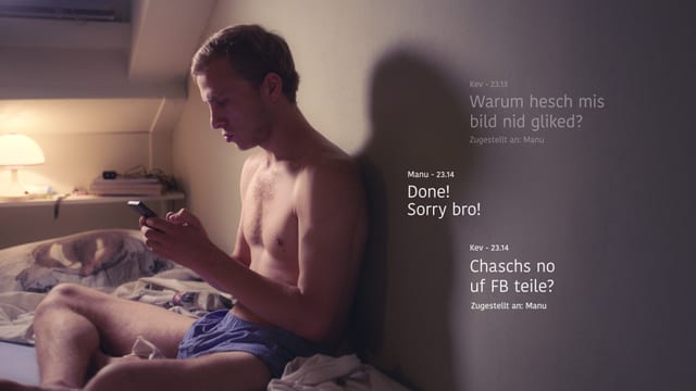 Kevin (Max Hubacher) kommuniziert via Smartphone mit seinem Kumpel. Kevin (Max Hubacher) kommuniziert via Smartphone mit seinem Kumpel.