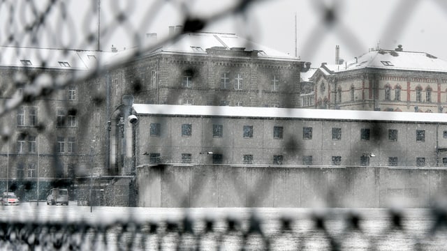 Blick von aussen durch Draht auf das Untersuchungsgefängnis Kaserne in der Stadt Zürich. Blick von aussen durch Draht auf das Untersuchungsgefängnis Kaserne in der Stadt Zürich.