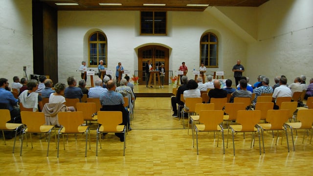 Podiumsveranstaltung in einem grossen Saal. Podiumsveranstaltung in einem grossen Saal.