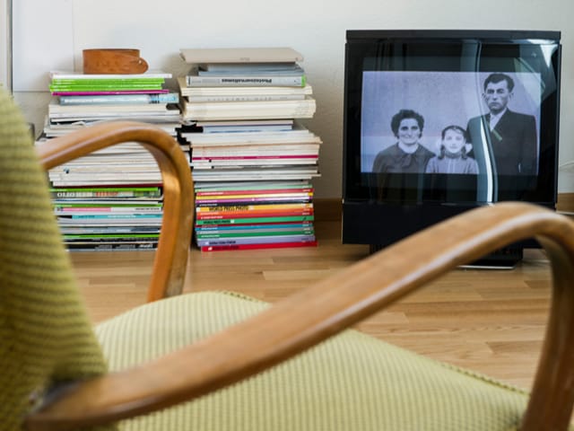 Fernseher und Sessel.
