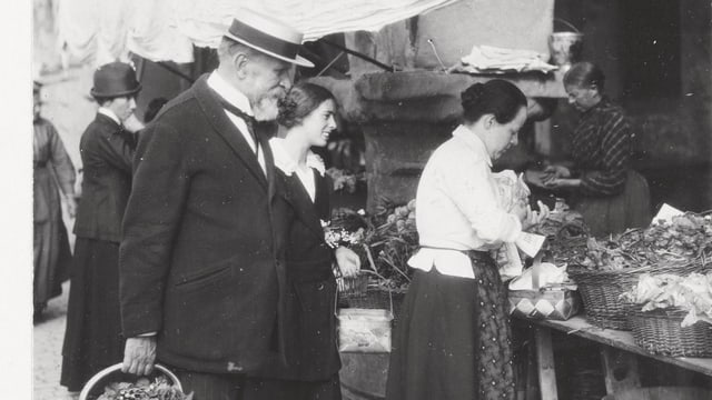 Schwarzweissbild des Schriftstellers Carl Spitteler auf dem Wochenmarkt in Luzern. Schwarzweissbild des Schriftstellers Carl Spitteler auf dem Wochenmarkt in Luzern.